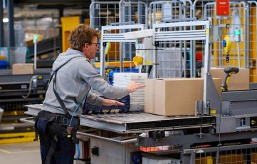 Amfors medewerker Jeanetta ervaart voordelen van dragen exoskelet