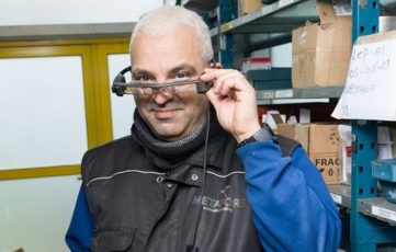 Medewerker Metafors gebruikt de slimme bril bij zijn logistieke werk