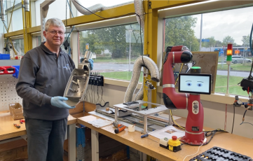 Metafors medewerker Hans werkt samen met de cobot