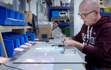 Jack werkt met de smart beamer bij Amfors