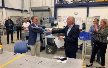 Ali el-Abbassi van ABB en Amfors directeur Ronald de Koning tekenen samenwerkingscontract