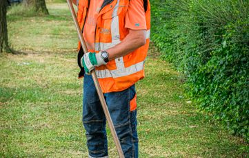 Medewerker Eemfors onderhoudt de plantsoenen