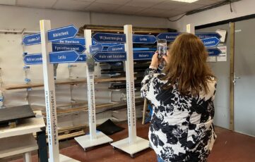 Carolina van de gemeente Leusden maakt filmpje van door Eemfors gemaakte wegwijzers