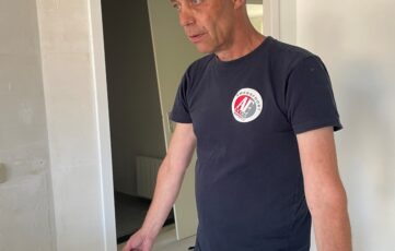 AE deelnemer Andre helpt bij het klaarmaken van een woning.