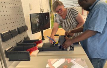 De smartbeamer helpt instromers om zelfstandig nieuwe vaardigheden te leren.